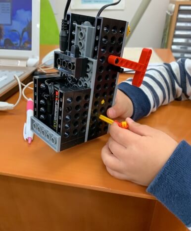 ヒューマンアカデミーロボット教室無料体験ロボットを動かす